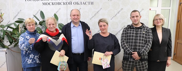 Мэр Павловского Посада Денис Семёнов вручил семьям ключи от новых квартир